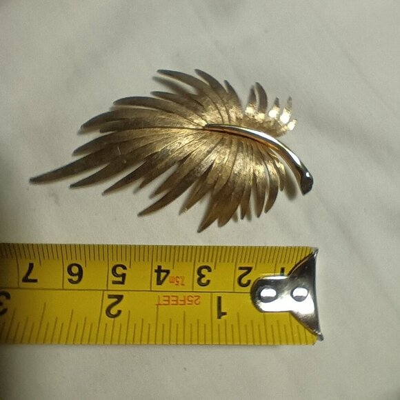 Vintage Gold-Toned Leaf Brooch Pin - Picture 3 of 6